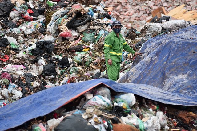 Hàng chục nghìn tấn rác tồn đọng trong nội thành khi người dân 