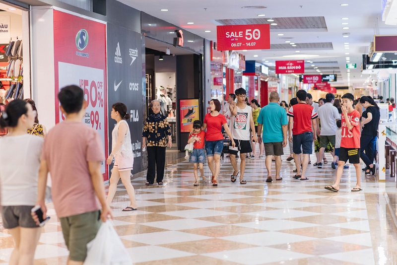 Lượng khách hàng đến TTTM Vincom tăng mạnh trong những ngày đầu diễn ra Vincom Red Sales 2019.