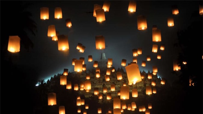 Nhiều đèn trời được thả trong Đại lễ Phật Đản ở Magelang, Indonesia ngày 18/5.