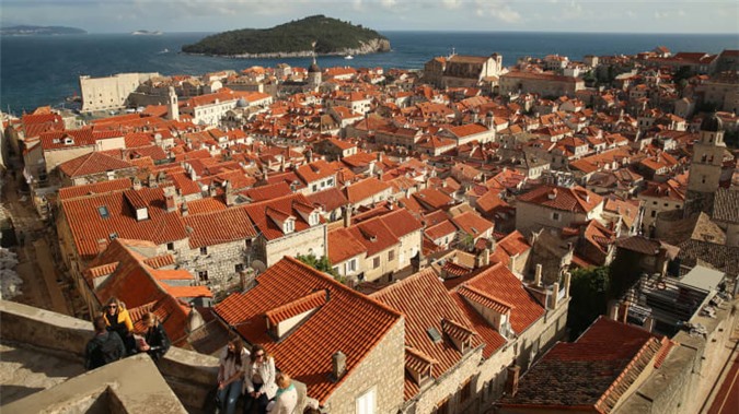 Những ngôi nhà mái đỏ cổ kính ở thành phố Dubrovnik, Croatia. Đây là một trong những địa điểm xuất hiện trong seri phim nổi tiếng thế giới 
