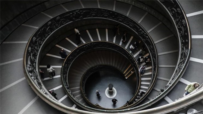 Một cầu thang xoắn ốc tuyệt đẹp bên trong Bảo tàng Vatican được Giáo hoàng Julius II xây dựng vào đầu thế kỷ 16.