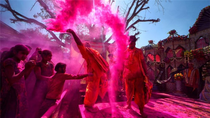 Lễ hội Holi đầy màu sắc ở Mathura, Ấn Độ.
