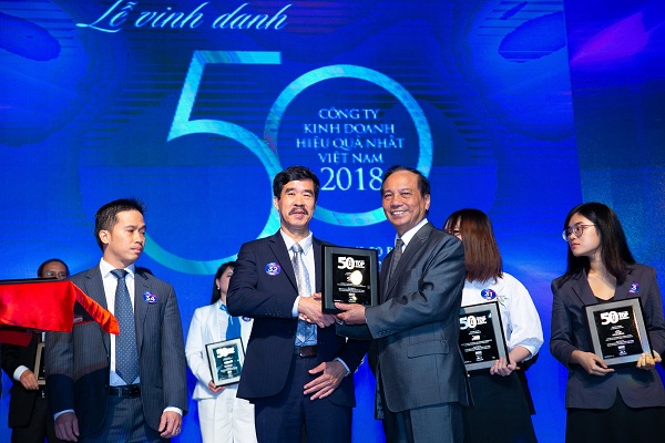 Ông Nguyễn Quốc Khánh, Giám đốc Điều hành Vinamilk đại diện nhận giải thưởng Top 50 Doanh nghiệp kinh doanh hiệu quả nhất Việt Nam 2018.