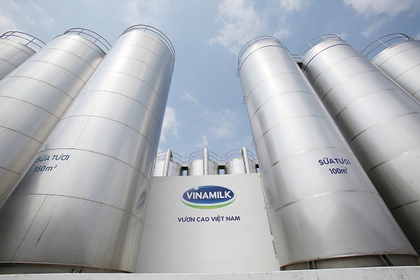 Hệ thống bồn chứa sữa tươi nguyên liệu khổng lồ tại siêu nhà máy sữa Việt Nam của Vinamilk tại Bình Dương.