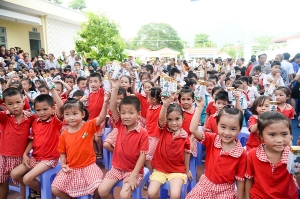 Buổi Lễ trao sữa đã thực sự là một ngày hội, mang đến niềm vui uống sữa cho em học sinh trường tiểu học Quy Kỳ, huyện Định Hoá, tỉnh Thái Nguyên.