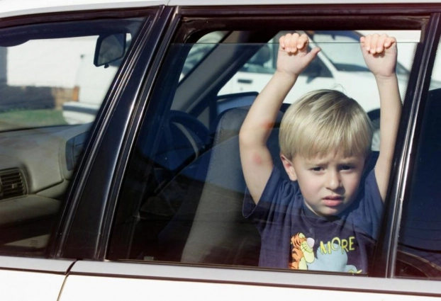 Những cách giúp trẻ thoát chết khi bị bỏ quên trên xe ô tô, bố mẹ cần dạy con ngay hôm nay! 2