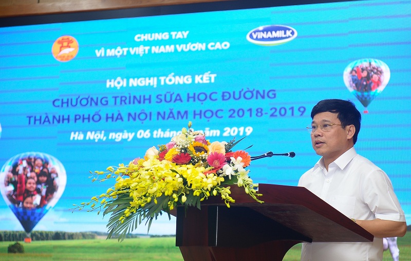 Ông Ngô Văn Quý, Phó Chủ tịch UBND Thành phố Hà Nội tuyên dương các đơn vị có thành tích xuất sắc trong việc triển khai và thực hiện chương trình Sữa học đường năm học 2018-2019.