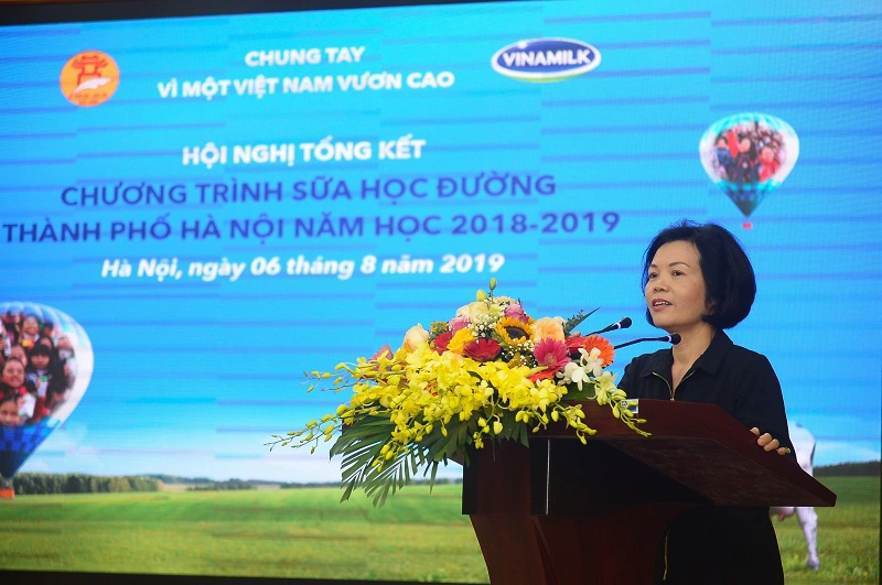 Bà Bùi Thị Hương, Giám đốc Điều hành Nhân sự, Hành chính và Đối ngoại Công ty Vinamilk phát biểu cảm ơn và cam kết tiếp tục sứ mệnh mang đến cho trẻ em nguồn sữa tươi dinh dưỡng tốt nhất.