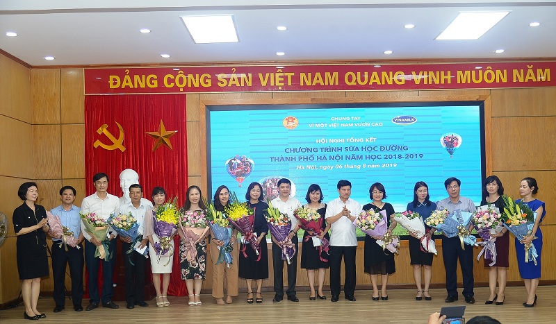 Ban tổ chức trao tặng những phần quà tuyên dương 16 quận, huyện hoàn thành tốt công tác tuyên truyền và tổ chức với số trẻ tham gia trên 90% của chương trình Sữa học đường Hà Nội năm học 2018-2019.