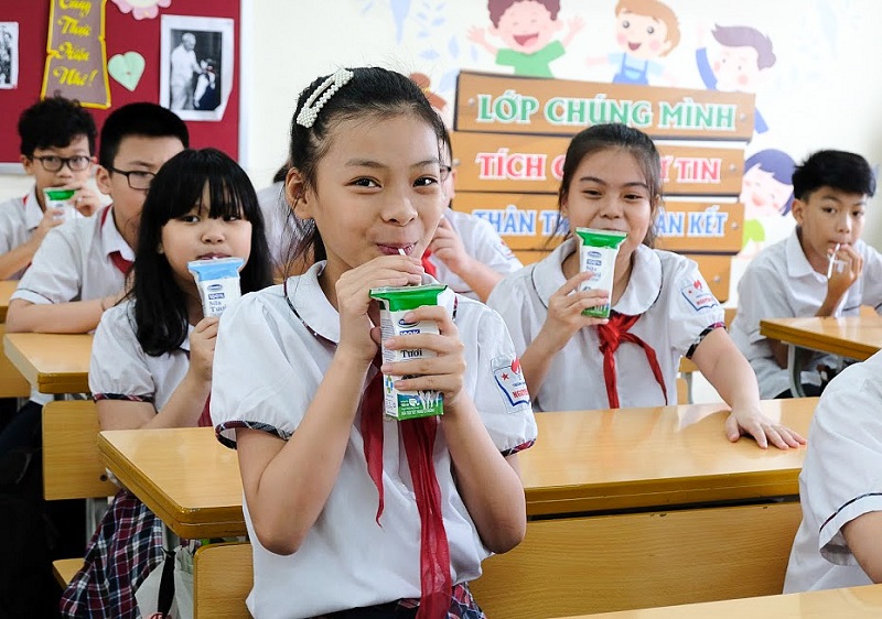 Sau 12 năm tiên phong thực hiện chương trình Sữa học đường, Vinamilk đã hỗ trợ hơn 300 tỷ đồng với hơn 175 triệu hộp sữa cho hơn 3 triệu trẻ em học sinh mầm non, tiểu học.
