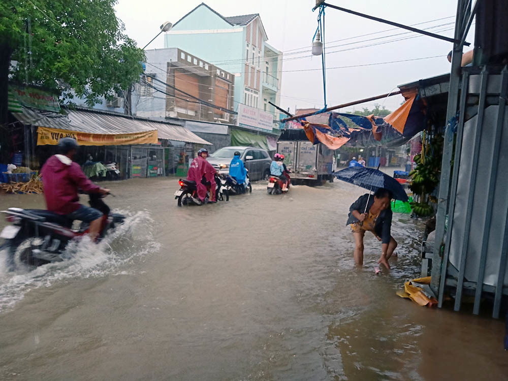 Nhiều nơi tại Phú Quốc và Đà Lạt ngập nước sau cơn mưa bão