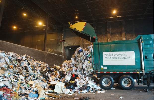 Ngay chỉ việc đưa rác đến các nhà máy xử lý chất thải cũng cần cả một hệ thống những xe tải và điểm tập kết rác.