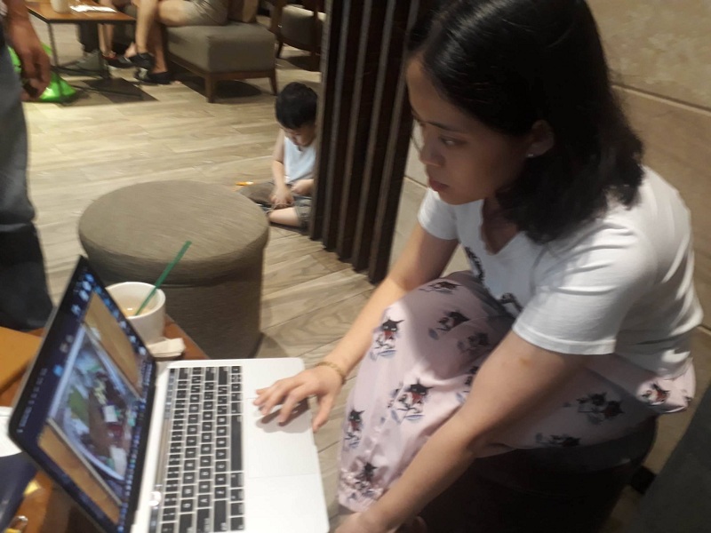 Chị Lê Mai Linh - Phụ huynh cháu Lê Maika cho PV xem lại camera ghi lại những hình ảnh trong lớp học của bé và cho biết bé rất sợ các cô, không muốn đi học.