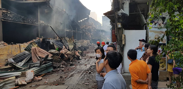 Chùm ảnh: Hiện trường tan hoang sau đám cháy lớn ở nhà máy phích nước Rạng Đông - Ảnh 12.