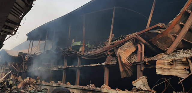 Chùm ảnh: Hiện trường tan hoang sau đám cháy lớn ở nhà máy phích nước Rạng Đông - Ảnh 4.