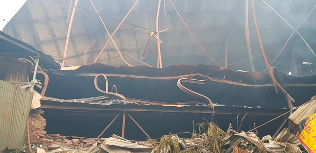 Chùm ảnh: Hiện trường tan hoang sau đám cháy lớn ở nhà máy phích nước Rạng Đông - Ảnh 5.