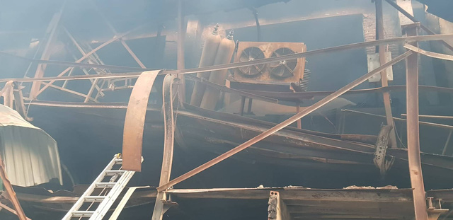 Chùm ảnh: Hiện trường tan hoang sau đám cháy lớn ở nhà máy phích nước Rạng Đông - Ảnh 6.