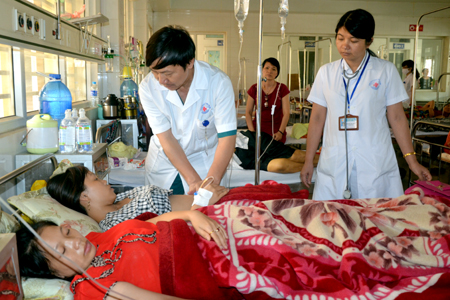 Bác sỹ Bệnh viện Đa khoa tỉnh Yên Bái thăm khám cho các bệnh nhân.