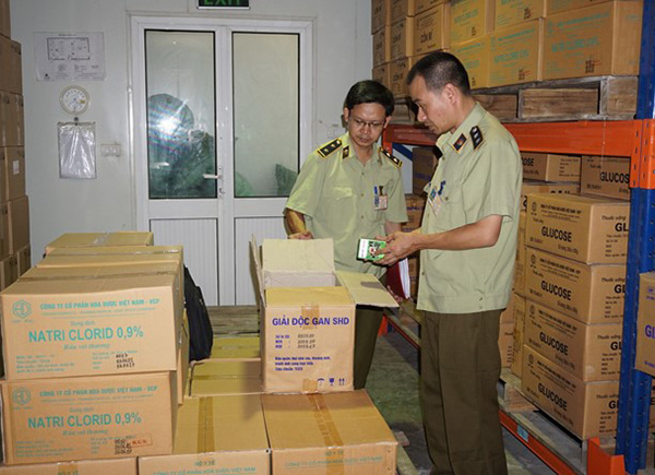 Lực lượng QLTT Hà Nội kiểm tra một số sản phẩm tại kho hàng của Công ty Hóa Dược Việt Nam.