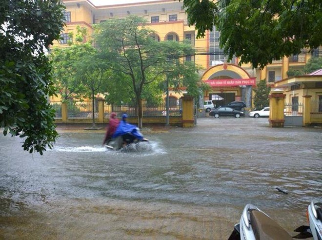 Thái Bình mưa to từ sáng 24/6, đến chiều, một số nơi trong thành phố đã xuất hiện điểm ngập (Ảnh: Piratic Kat/otofun)