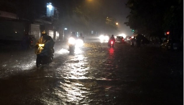 Nhiều đường phố ở TP Hải Dương ngập sâu trong đêm 24-6 gây nguy hiểm cho người đi lại. 