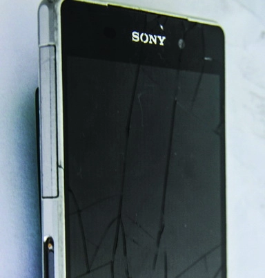 Điện thoại Sony Xperia Z1 bị nứt vỡ đều trên toàn màn hình.