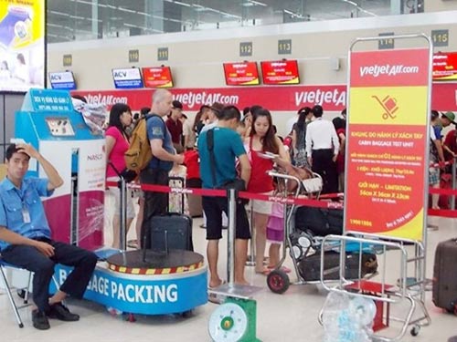 Hành khách làm thủ tục check in tại sảnh E sân bay quốc tế Nội Bài.