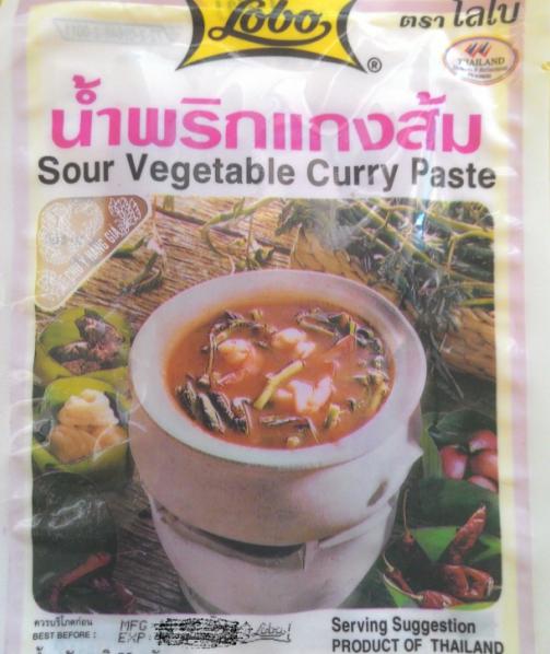 Một gói nêm nước lẩu có nguồn gốc từ Thái Lan, phần ngày sản xuất và hạn dùng đã bị cào mờ.