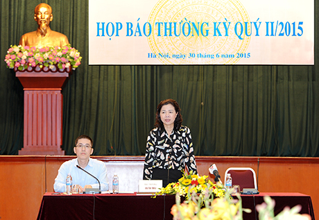 Thứ trưởng Bộ Tài chính Vũ Thị Mai chủ trì buổi họp báo.