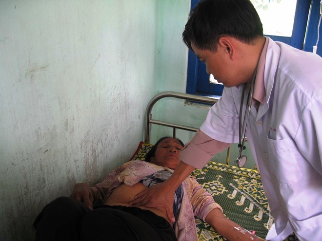 Bệnh nhận ngộ độc thịt bò đang điều trị tại Trung tâm y tế huyện Phú Thiện.