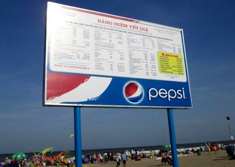 Bảng niêm yết giá các mặt hàng được chính quyền Sầm Sơn dựng tại bãi biển.