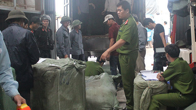 Cơ quan công an khám xét, bắt giữ hàng lậu tại kho chợ Asean, phường Hải Hòa, TP Móng Cái, Quảng Ninh của trùm buôn lậu Thắng “cành”.