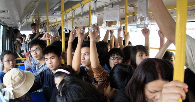 Hành khách đi xe buýt.