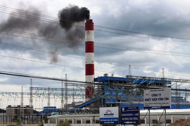 Nhà máy Nhiệt điện Vĩnh Tân 2 xả khói đen gây ô nhiễm môi trường bị người dân phản ứng.