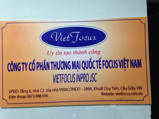 Biển hiệu của VietFocus được đóng trước văn phòng công ty.