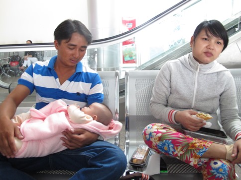 Vợ chồng anh Tuấn và chị Nhi vạ vật hàng chục giờ đồng hồ tại sân bay.