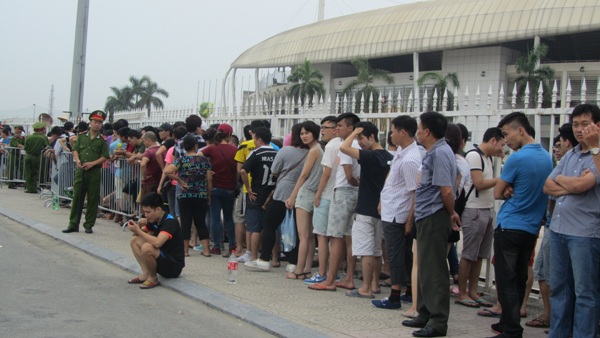 Rất đông người hâm mộ tập trung quanh khu vực cửa ra vào để được vào trong mua vé.