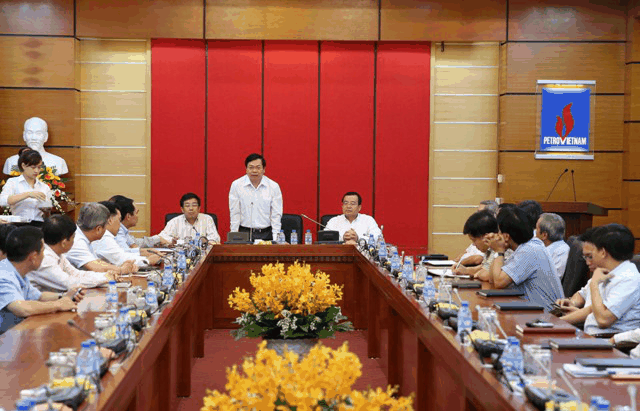 Bộ trưởng Bộ Công thương Vũ Huy Hoàng làm việc với tập thể cán bộ Lãnh đạo chủ chốt của Tập đoàn Dầu khí Quốc gia Việt Nam.