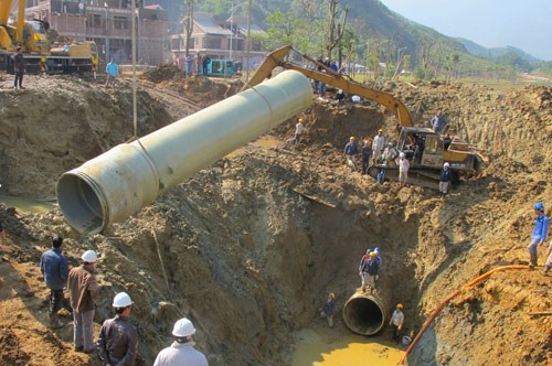 Đường ống nước sạch sông Đà gặp sự cố lần thứ 12 - Ảnh: Lê Quân
