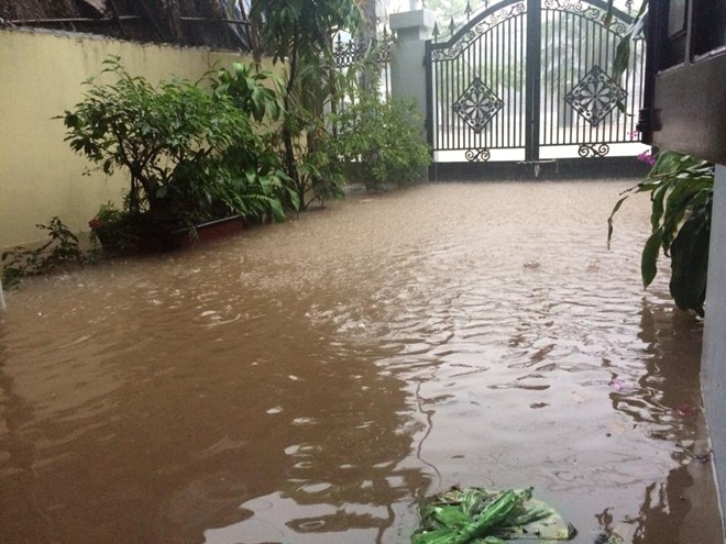 Nhiều nhà dân bị nước vây quanh. Thậm chí, sân chơi trong nhà cũng ngập sâu 20-30 cm.