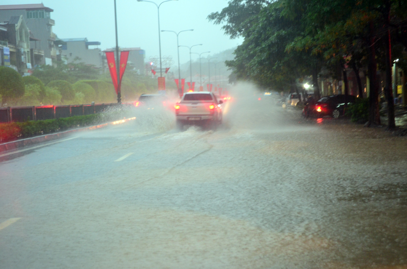 Mưa lớn gây ngập lụt trên diện rộng tại TP Hạ Long.