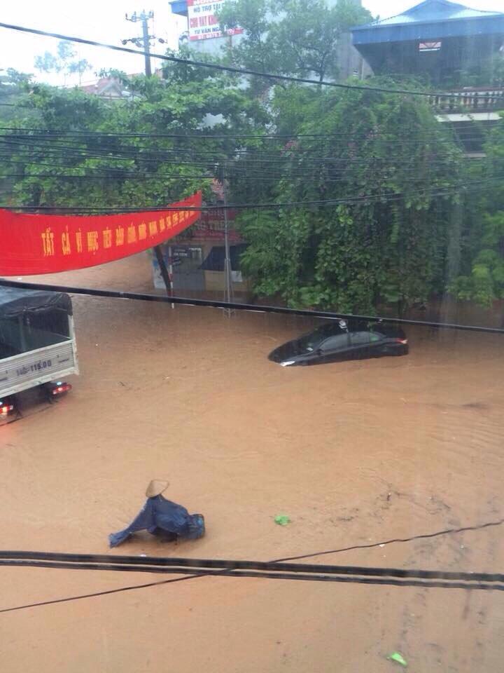 Nhiều khu dân cư nằm sâu trong ngõ của TP Hạ Long bị ngập nặng.