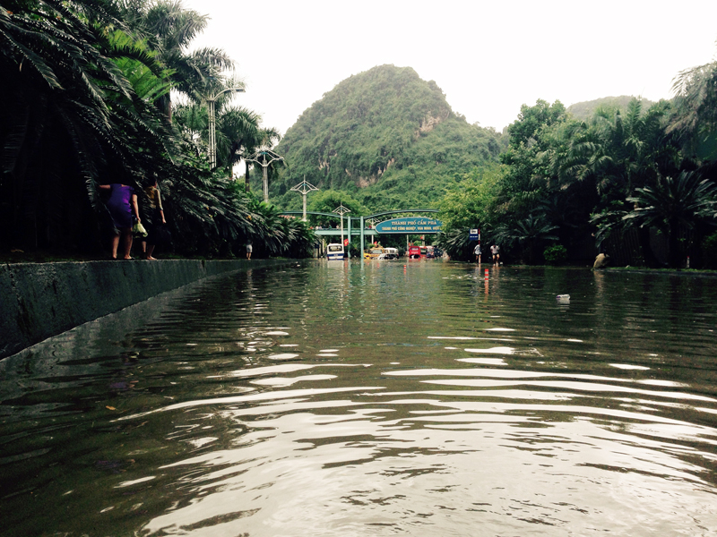Quốc lộ 18 đoạn qua khu vực cổng trụ sở Đài hoá thân An Lạc Viên, phường Quang Hanh, TP Cẩm Phả bị ngập sâu kéo dài hàng trăm mét.