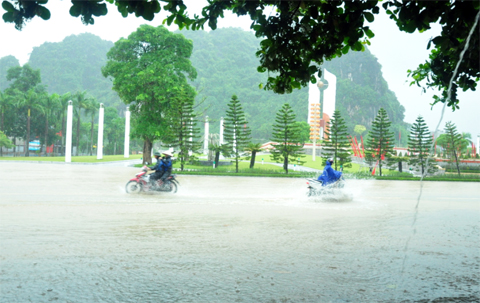 Nhiều tuyến phố của TP Hạ Long bị ngập sâu.