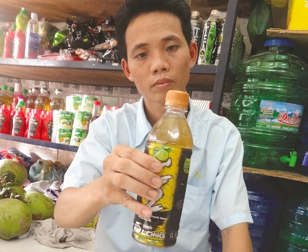 Anh Phan Quốc Phúc với chai Trà xanh C2 Ô Long Chanh 500ml hỏng.