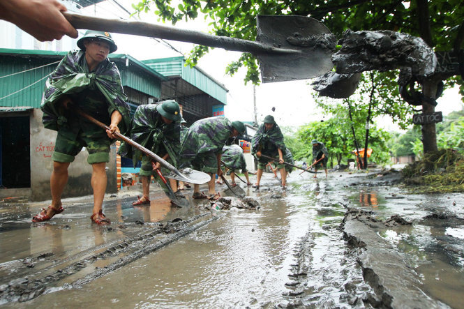 Các chiến sĩ thuộc tiểu đoàn 15, sư đoàn 395, Quân Khu III đang dọn dẹp lại đống bùn đất ngổn ngang tại phường Hà Khánh (Quảng Ninh) sau khi nước rút - Ảnh: N.K