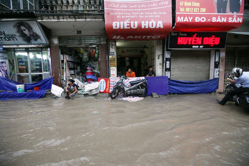 Trận mưa kéo dài từ trưa đến đầu giờ chiều qua (1/8) cũng khiến một số ở tuyến đường ở Hà Nội ngập úng.