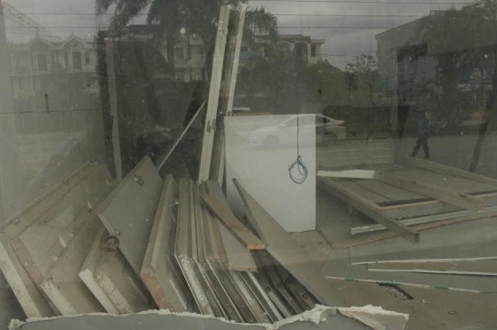 Một số hình ảnh hư hỏng của Tòa nhà 38 Phạm Văn Đồng, TP.Huế được PV chụp bên ngoài.