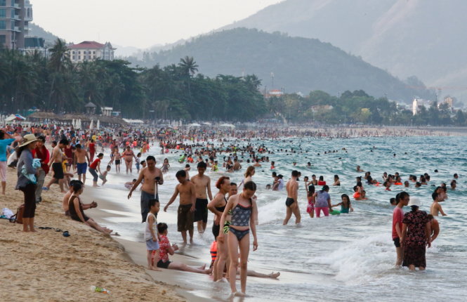 Trời nắng nóng, người dân thường đổ về các bãi biển tắm giải nhiệt. Ảnh minh họa.