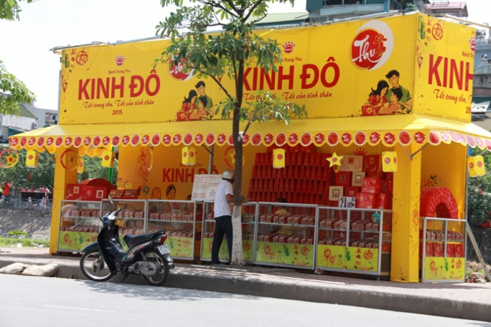  quầy hàng của Kinh Đô trên phố Kim Giang vẫn hoạt động bình thường. Tại đây, khách hàng muốn mua bánh chỉ có cách để xe dưới vỉa hè.